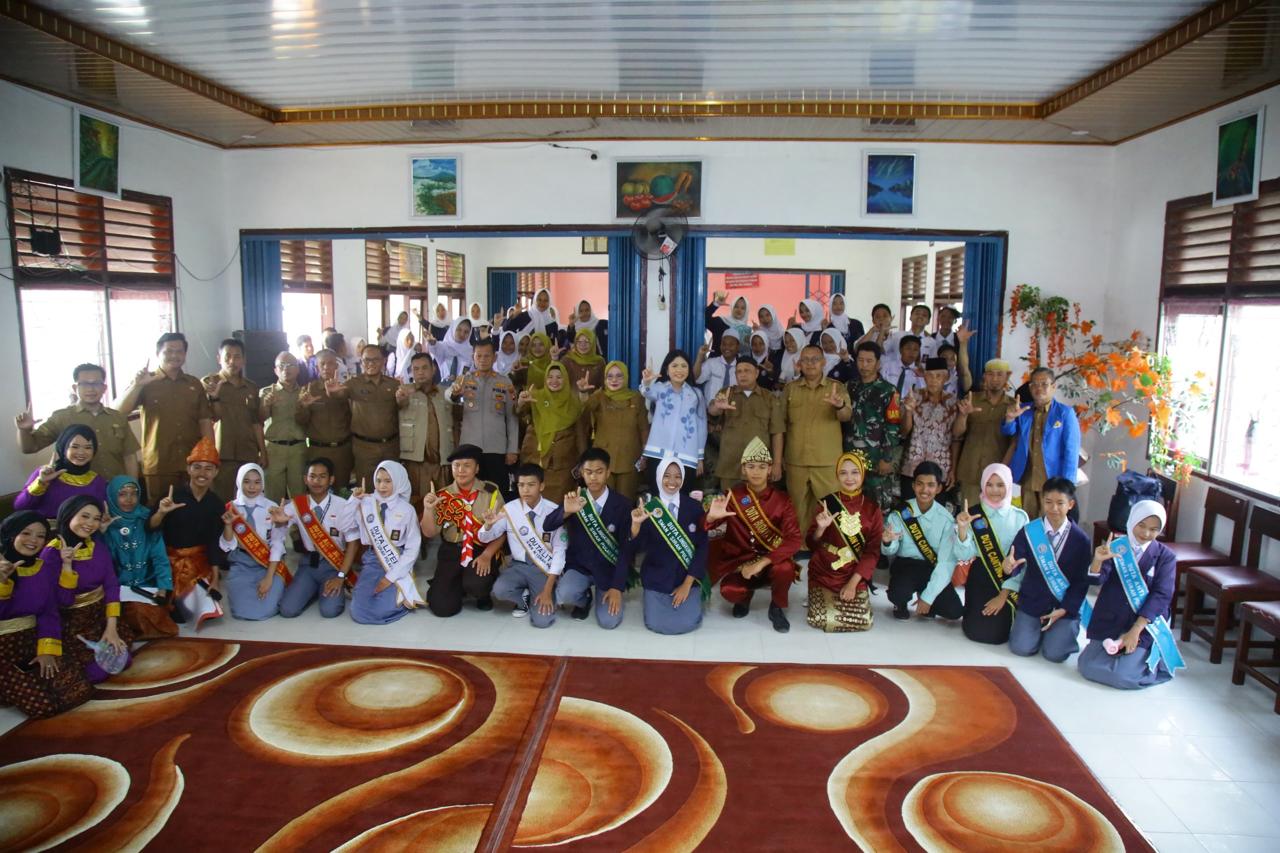 Dr. Hj. Ratu Tenny Leriva Ajak Siswa SMAN 1 SP Padang Bangun Nasionalisme dan Melek Literasi Digital