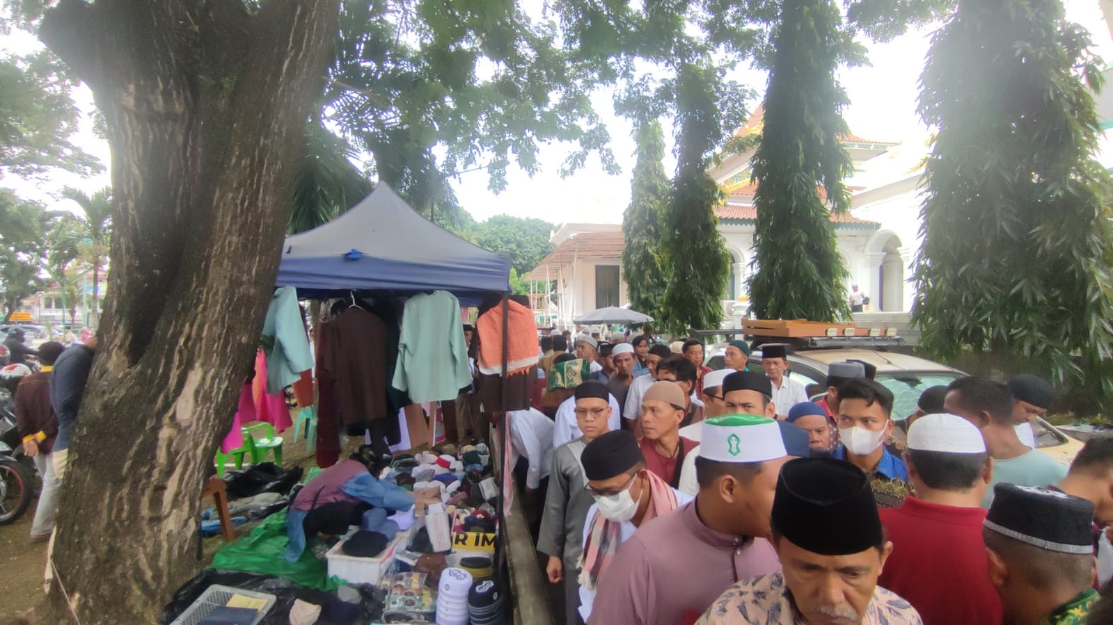 Salat Jumat Perdana Ramadan 1445 Hijriah di Masjid Agung Palembang, Pedagang Ramai Bermunculan