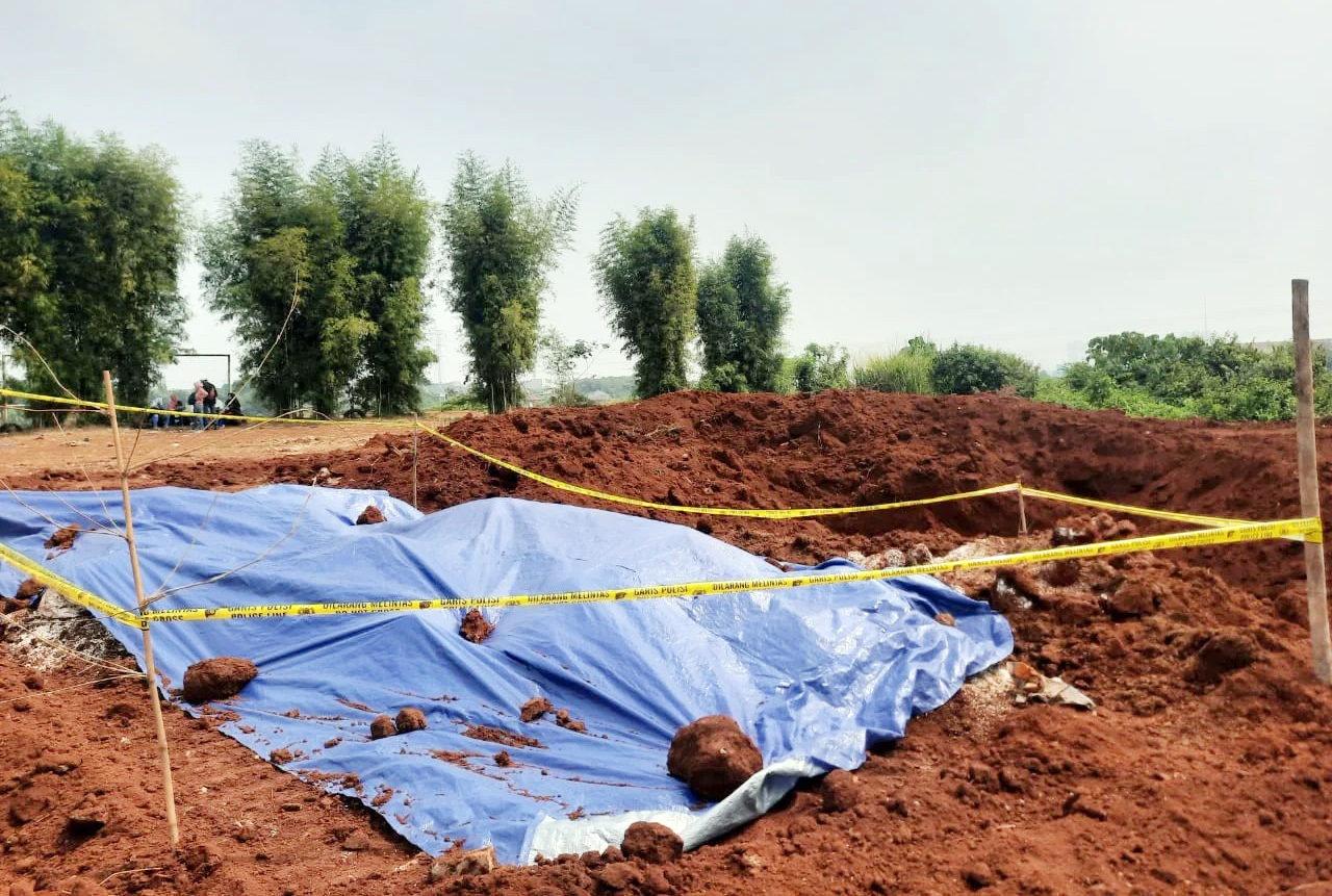 Ratusan Paket Sembako Ditimbun di Lapangan KSU Depok