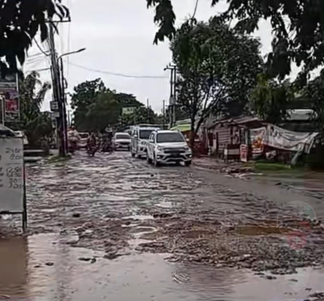 Titik Jalan Rusak Sulitkan Akses Warga Palembang, Berlubang Tertutup Genangan Bahayakan Pengendara 