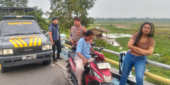 Anggota Polsek SP Padang Sambangi Pemuda yang Asyik Nongkrong di Jembatan