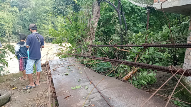 Diterjang Banjir Bandang, Jembatan Gantung Putus