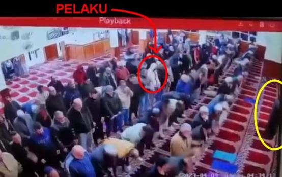 Astaghfirullah...Imam Masjid Ditusuk Seorang Pria Saat Pimpin Salat Subuh dengan Posisi Sedang Sujud 