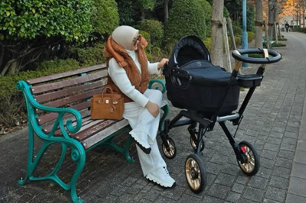 Bikin Melongo! Harga Stroller Anak Syahrini Seharga Motor Honda PCX, Netizen: Orang Kaya Mah Bebas