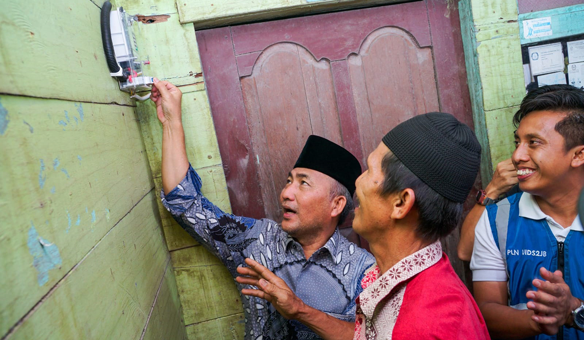 Puluhan Tahun Menanti, Akhirnya Listrik Dialiri, Suroso Sujud Syukur Dihadapan Pj Bupati Apriyadi