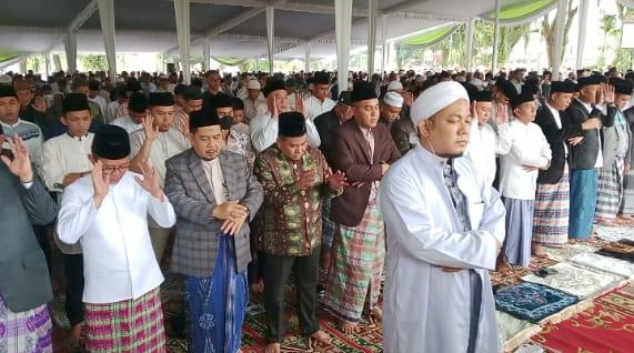 Subhanallah, Langit Mendung Selimuti Suasana Salat Ied 1444 Hijriah di Masjid Agung Palembang