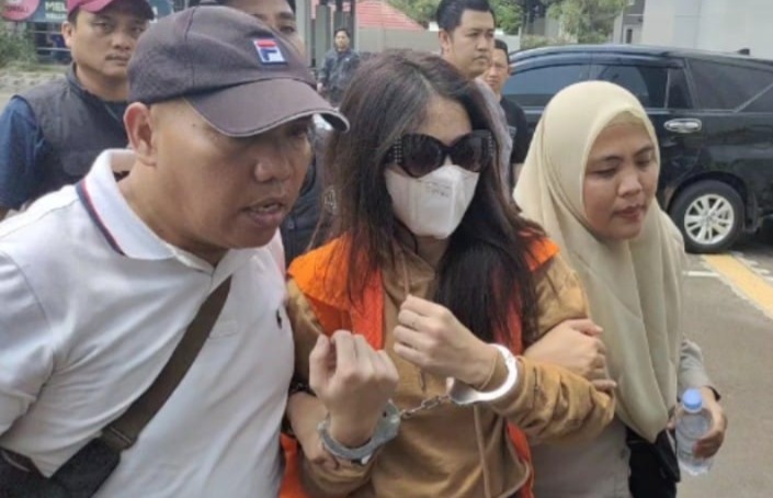 Tangan Diborgol, Selebgram Alnaura Tiba di Kejari Palembang Disambut Emosi Korban Penipuan Jastip