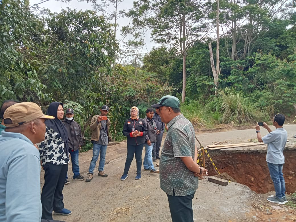 Kontrak Proyek Jalan Segamit - Pulau Panggung di Putus