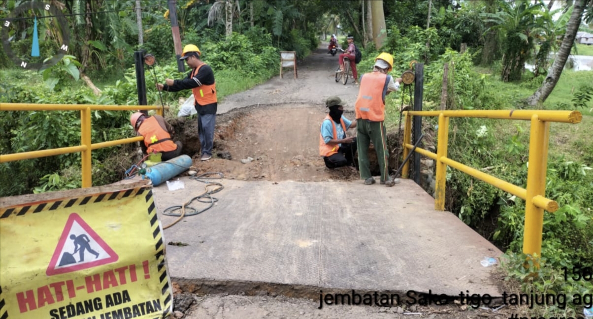Dapat Laporan Jembatan Penghubung 2 Desa di Ogan Ilir Amblas, Dinas PUPR Langsung Turun Perbaiki