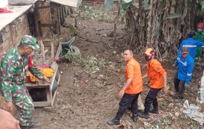 Gotong Royong Bersihkan Sampah Banjir Bandang