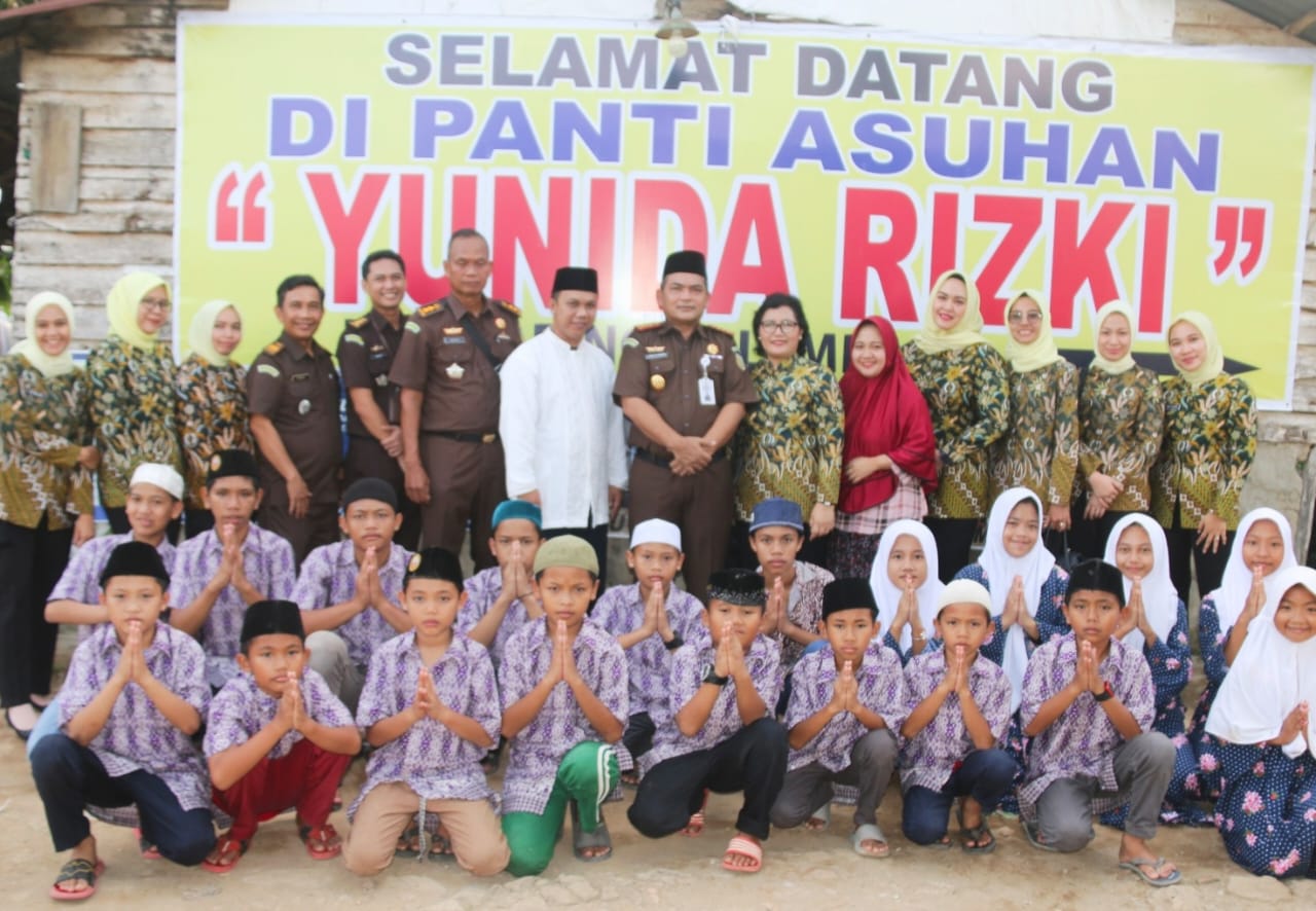 Safari Ramadhan 1445 Hijriah, Kejari- IAD Kota Palembang Sebar Paket Sembako ke Puluhan Anak Panti