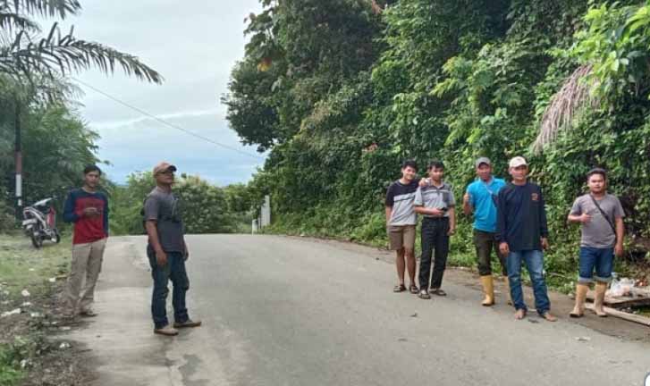 Warga Desa Tanjung Payang Lahat Tutup Jalan Khusus Mobil Karyawan dan Pasokan BBM ke PT BL, Ada Apa?