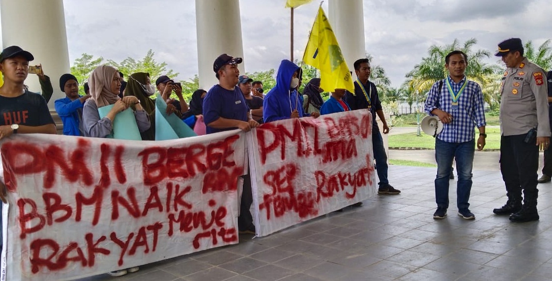 Puluhan Massa PMII Geruduk Kantor DPRD Kabupaten Ogan Ilir, Tolak Kenaikan Harga BBM