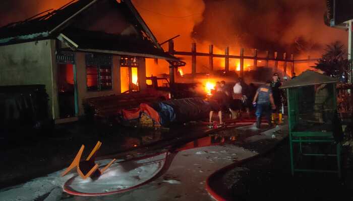 Panglong Kayu Milik H Karmin di Baturaja Terbakar Hebat, 3 Mobil Ikut Hangus  