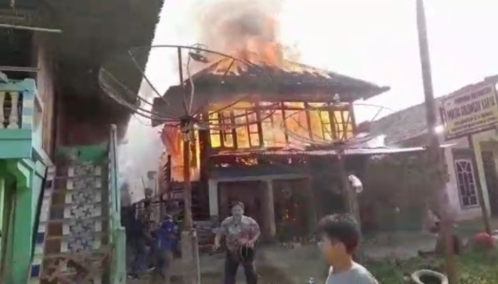 Rumah Panggung dan Warung di Ulu Rawas Muratara Ludes Terbakar, Korsleting Listrik Diduga Penyebabnya