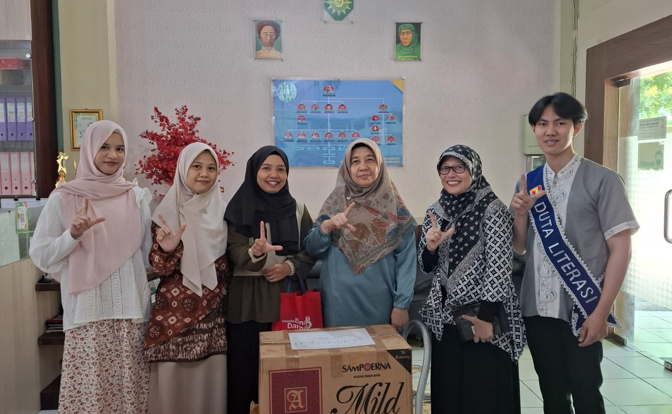 Dukung Literasi Sekolah, UBD Teken MoA dan Serahkan 150 Buku ke SMK Muhammadiyah 1 Palembang