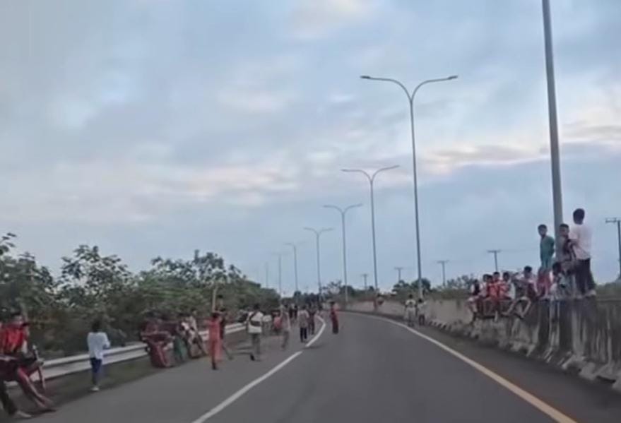 Puluhan Anak Bermain di Kawasan Gerbang Tol Kayuagung-Palembang, Bikin Resah Pengendara