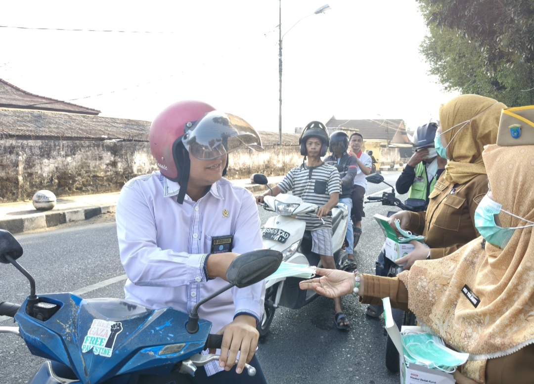 Kabut Asap Tebal, Masker Dibagikan Dinkes OKI ke Masyarakat