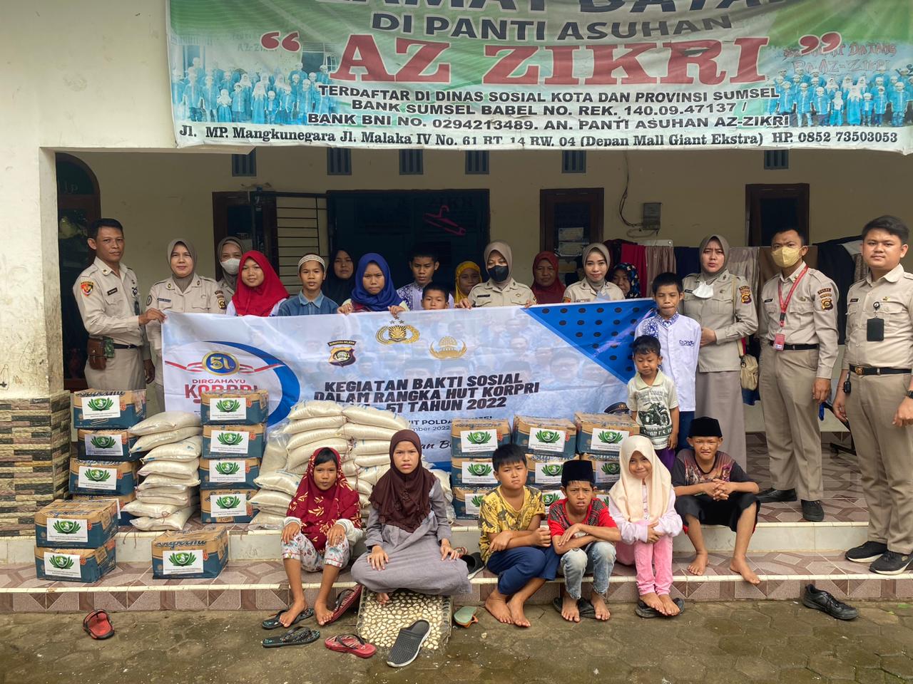 PNS Polda Sumsel Bagikan Ratusan Paket Sembako ke Sejumlah Panti Asuhan di Palembang 
