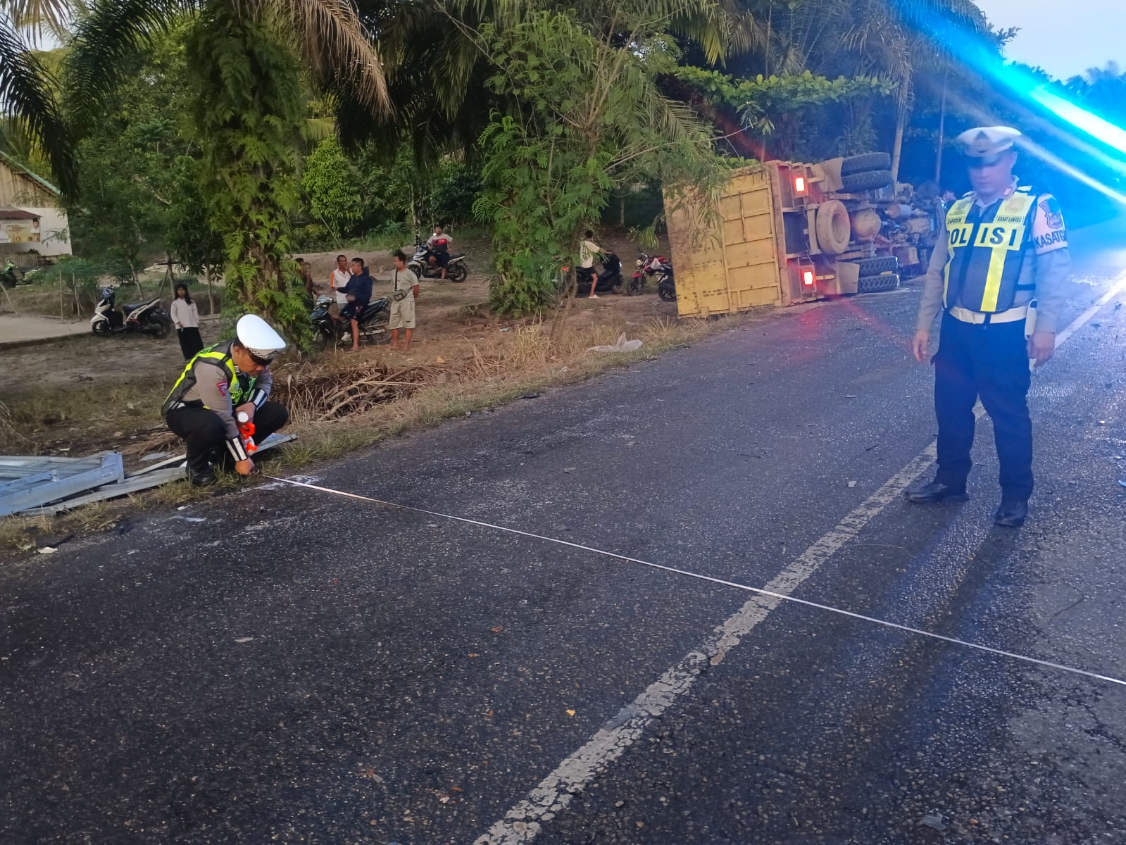 Truk Canter Vs Tronton di Jalan Lintas Sumatera Muratara, Satu Orang Sopir Tewas di Tempat