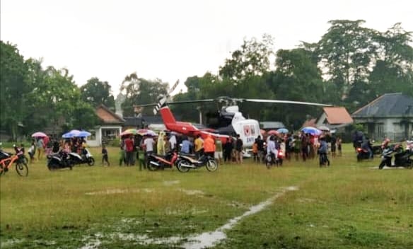 Helikopter Milik BNBP Mendarat Darurat di Lapangan Sepakbola Desa Tanjung Atap Ogan Ilir, Ada Apa? 