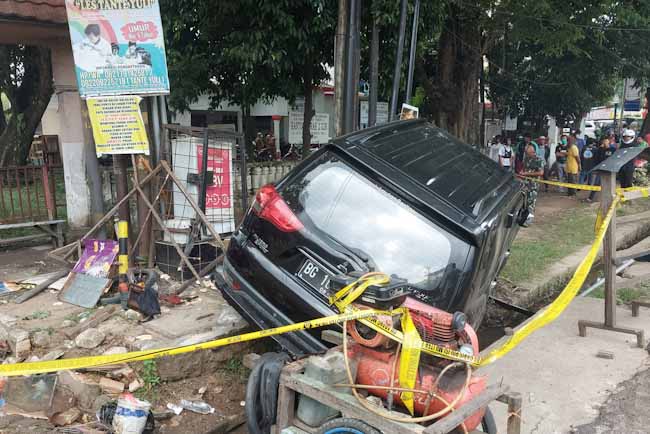 BREAKING NEWS: Pajero Hitam Tabrak Gerobak Gorengan di Palembang, 1 Tewas 