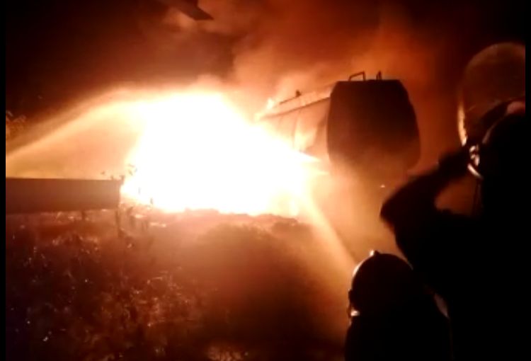 Polisi Selidiki Asal Api yang Melalap Truk Tangki BBM di Galangan Kapal Gandus