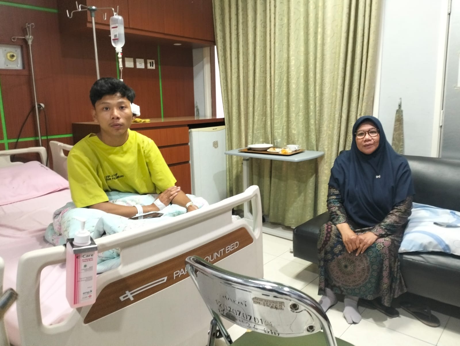 Lerai Kerabat Cekcok dengan Teman Wanita, 2 Orang Malah Dikeroyok Pegawai Kafe, Telinga Nyaris Putus 