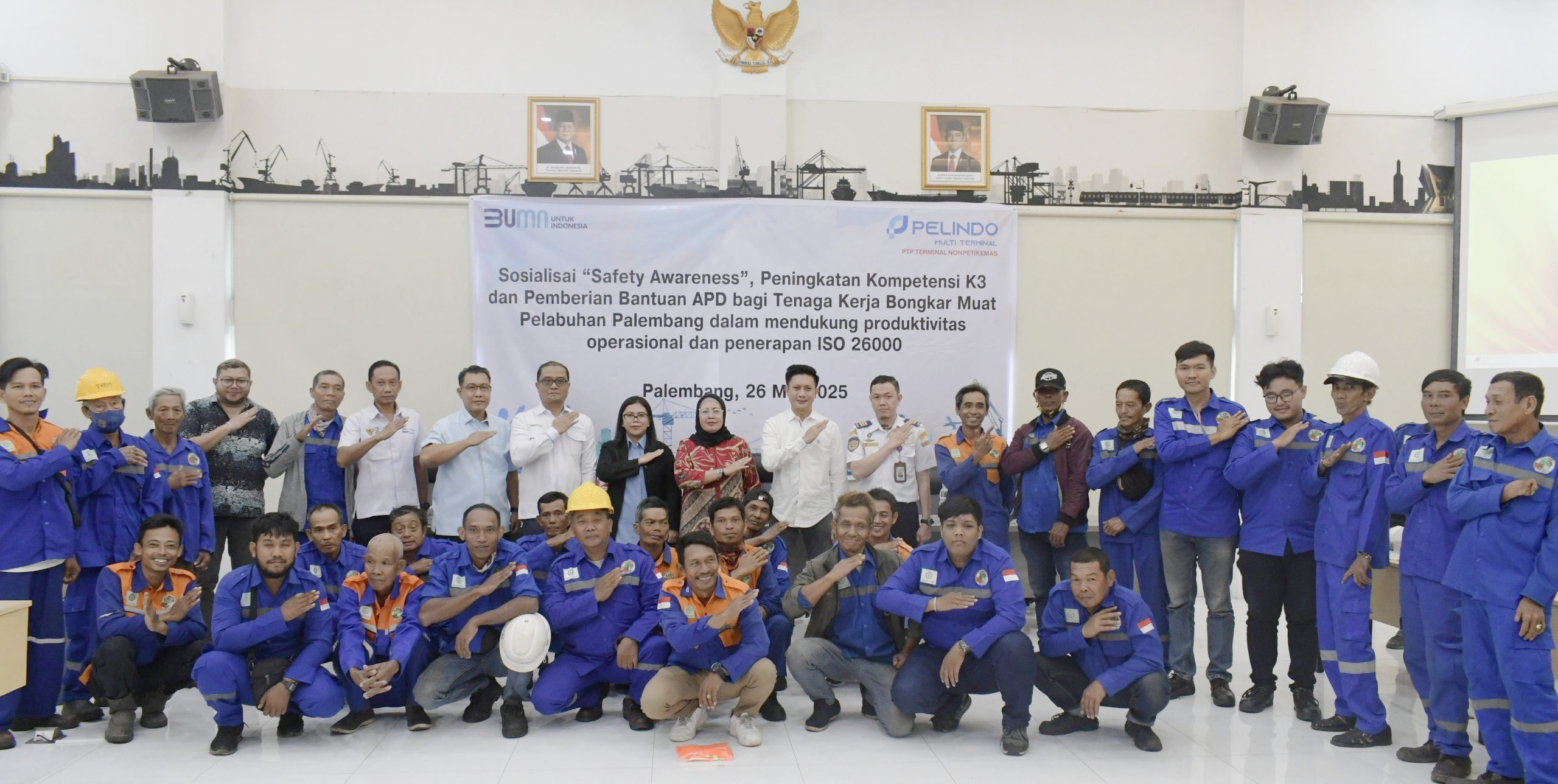 Tingkatkan Kesadaran K3, PT PTP Bagikan APD kepada TKBM Pelabuhan Boombaru