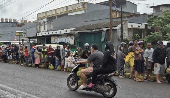 Antrian Panjang dan Kekecewaan Warga, Perjuangan Berat Mendapatkan Gas 3 Kg di Muara Enim