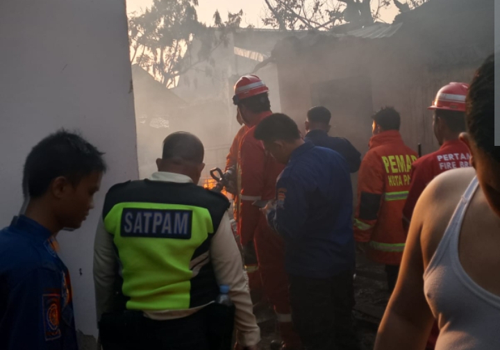 Sedot Air Pakai Pompa Mesin, 2 Rumah di Plaju Terbakar, 2 Motor Ikut Hangus 