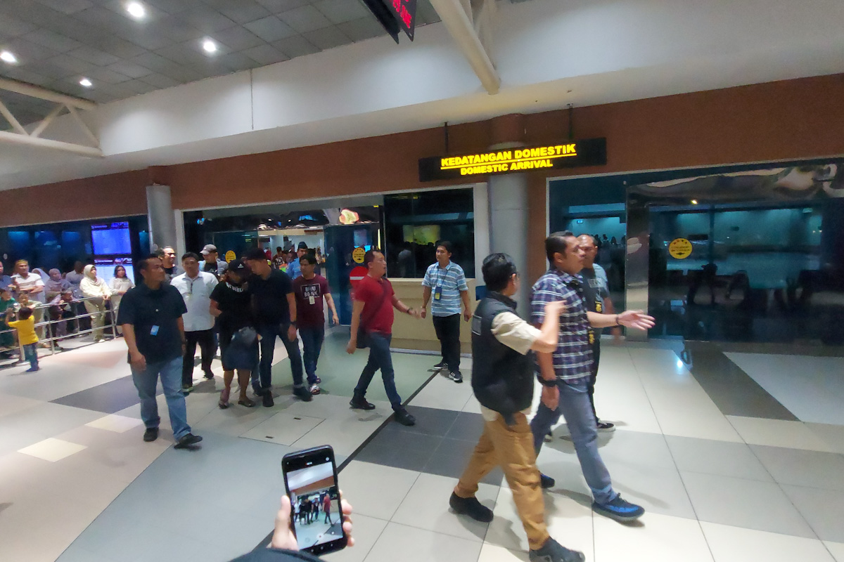 Tangan Diborgol dan Dikawal Ketat, Otak Pelaku Pembunuhan Pegawai Koperasi Landing di Bandara Palembang 