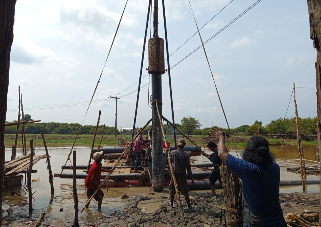 Pembangunan Jembatan Gantung di Desa Embacang OKI Terkendala Air Pasang, Pengerjaan Dikebut