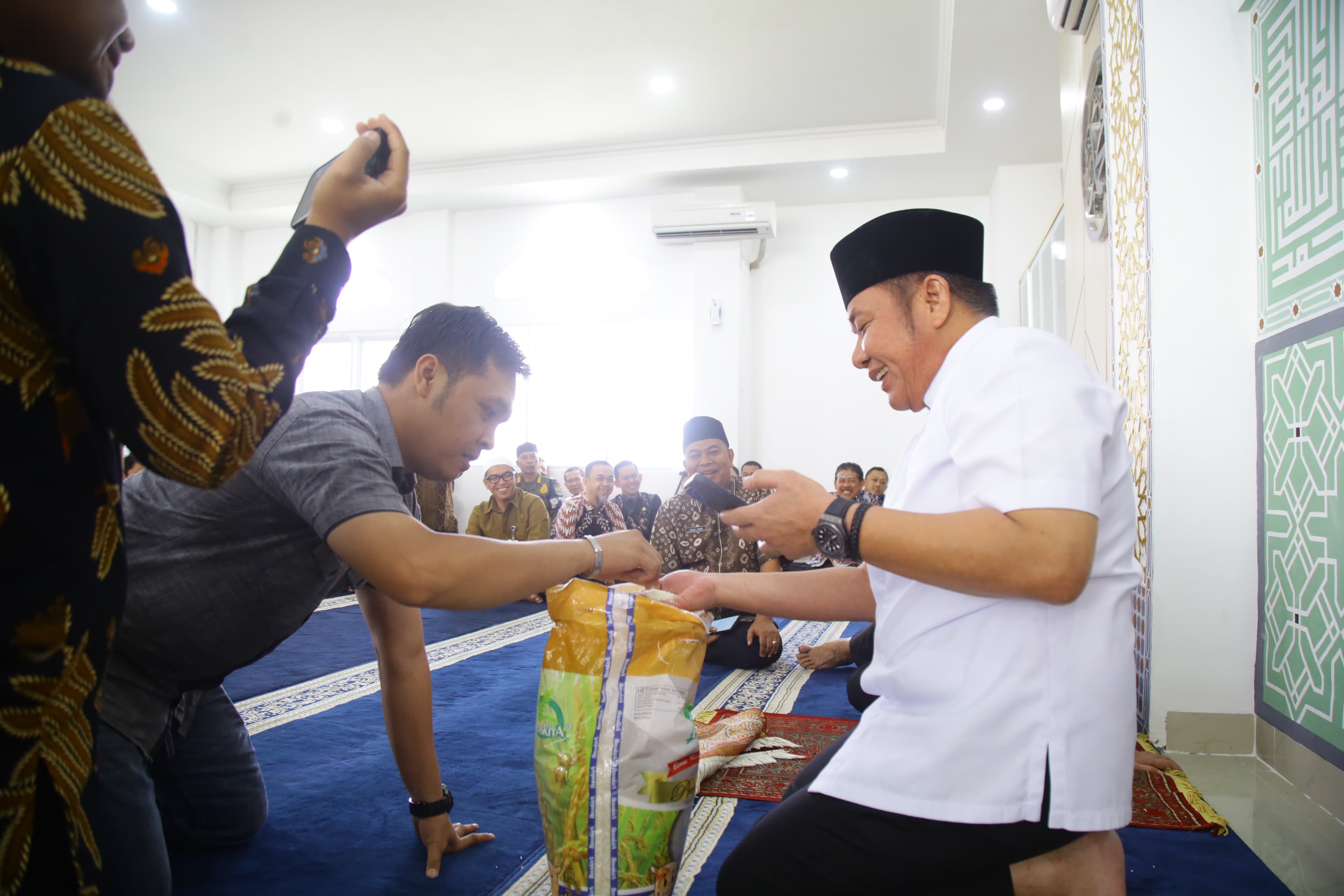 Mantap! Herman Deru Distribusikan Beras Premium untuk ASN dan Honorer, Komitmen Serap Hasil Petani Sumsel