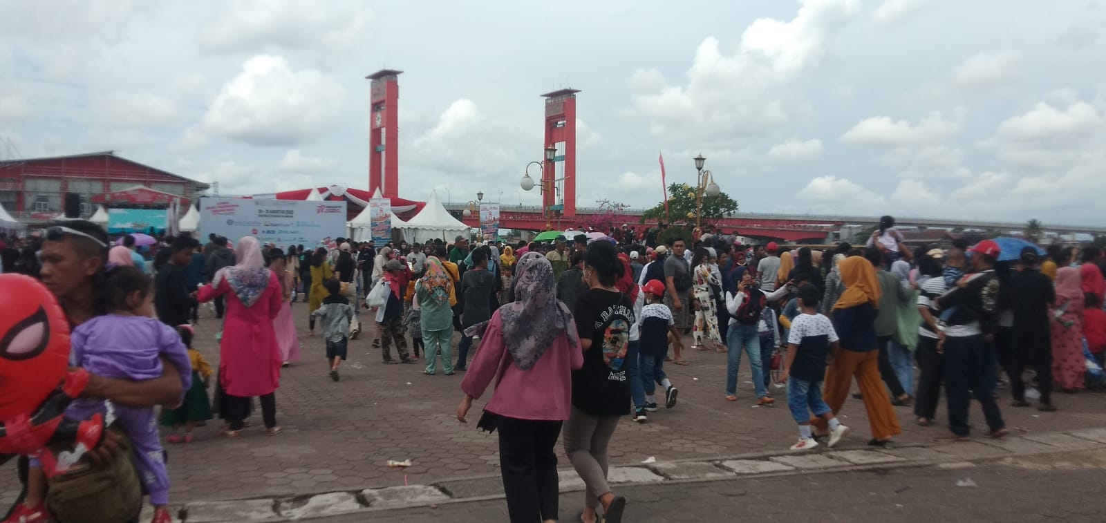 Tumpah Ruah, Masyarakat Palembang Penuhi BKB Saksikan Final Lomba Bidar