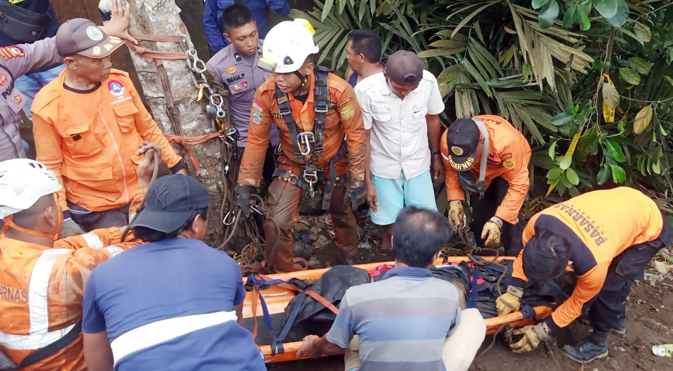 Jasad Sopir Truk Bermuatan Karet yang Terjun ke Jurang Sungai Ditemukan