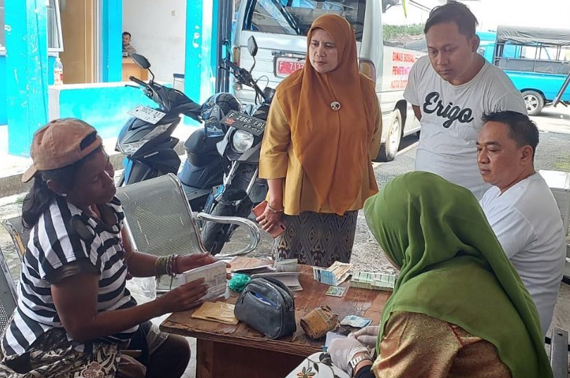 WOW! Heboh Pengemis Tajir di Bogor Simpan Cek Rp1,3 Miliar dan Harta Berharga Lainnya, Netizen: Kita Mah Lewat