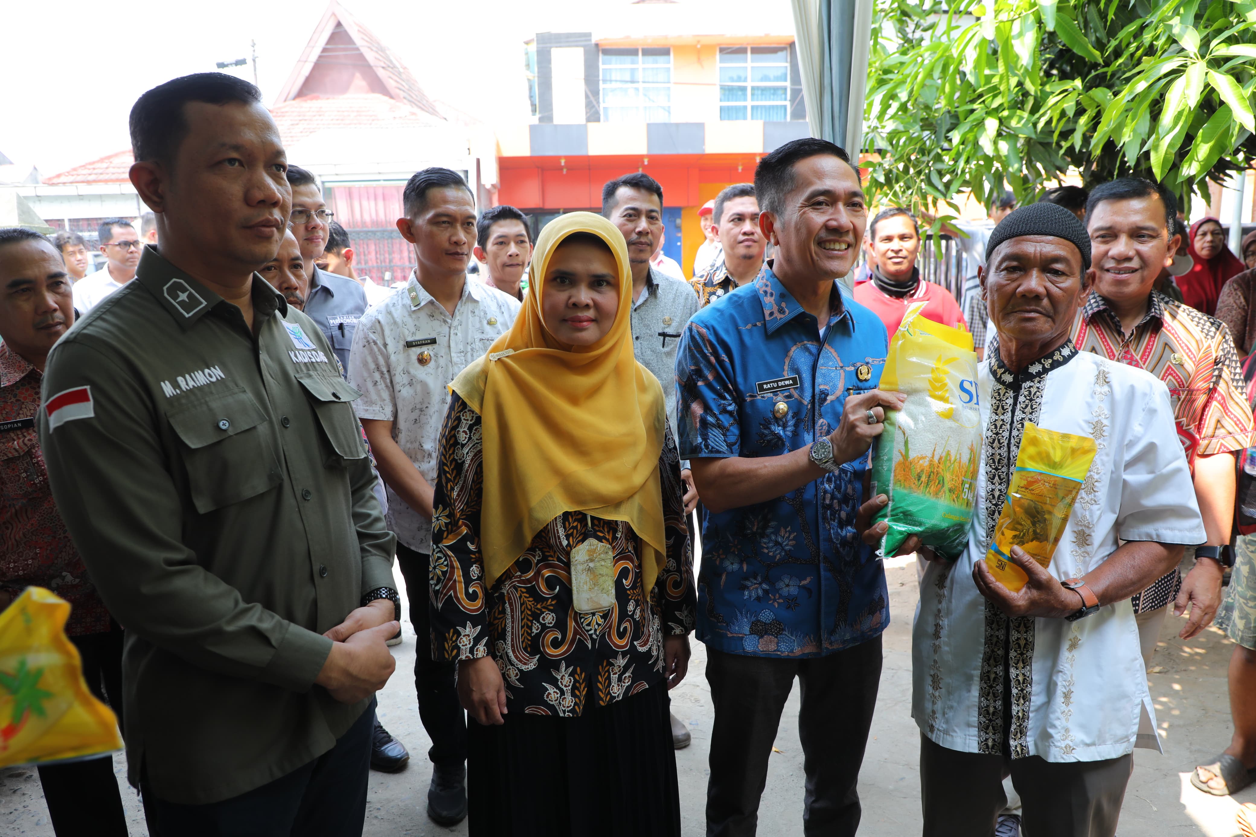 Pj Wako Palembang Ratu Dewa, Sebar 500 Paket Beras dan Minyak Murah, Warga: Alhamdulillah 