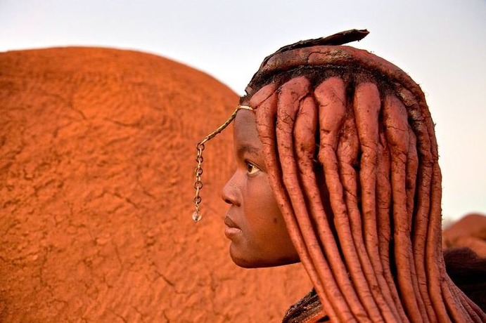 Inilah Rahasia Kecantikan Wanita Suku Himba, Mandi Asap 2 Kali Sehari Oleskan Lemak dan Oker Merah