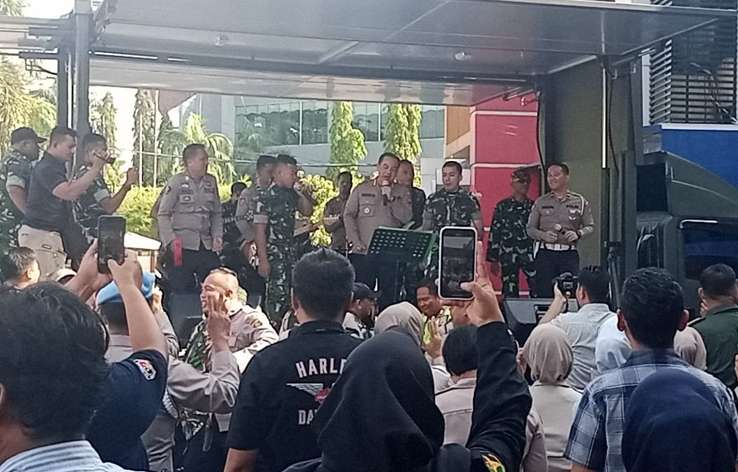 Band Ajendam II Sriwijaya Manggung di Halaman Mapolrestabes Palembang, Meriahkan HUT Bhayangkara ke-77 