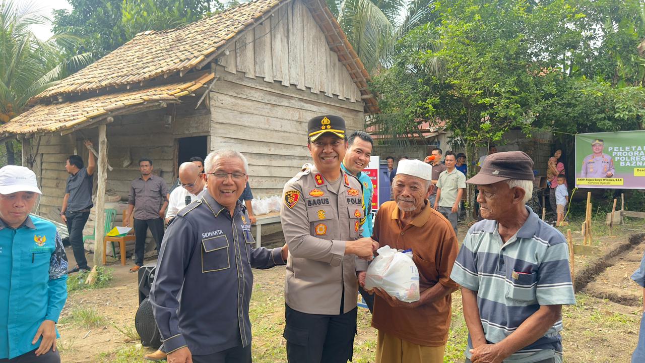 Polres Ogan Ilir Bersama Baznas Bagi-Bagi Sembako & Bedah Rumah Warga Tak Mampu di Wilkum Polsek Tanjung Batu