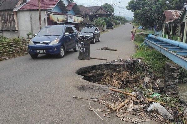 Separuh Badan Jalan Lintas Provinsi Amblas