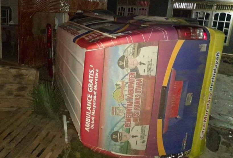 Ambulance Pemkab Muratara Tabrak Rumah Warga