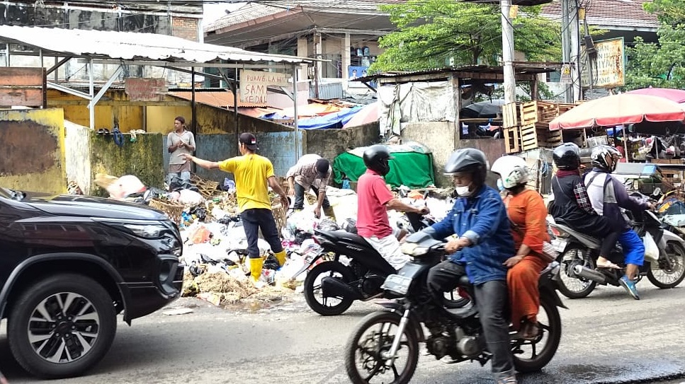 Tumpukan Sampah Memakan Badan Jl Slamet Riyadi