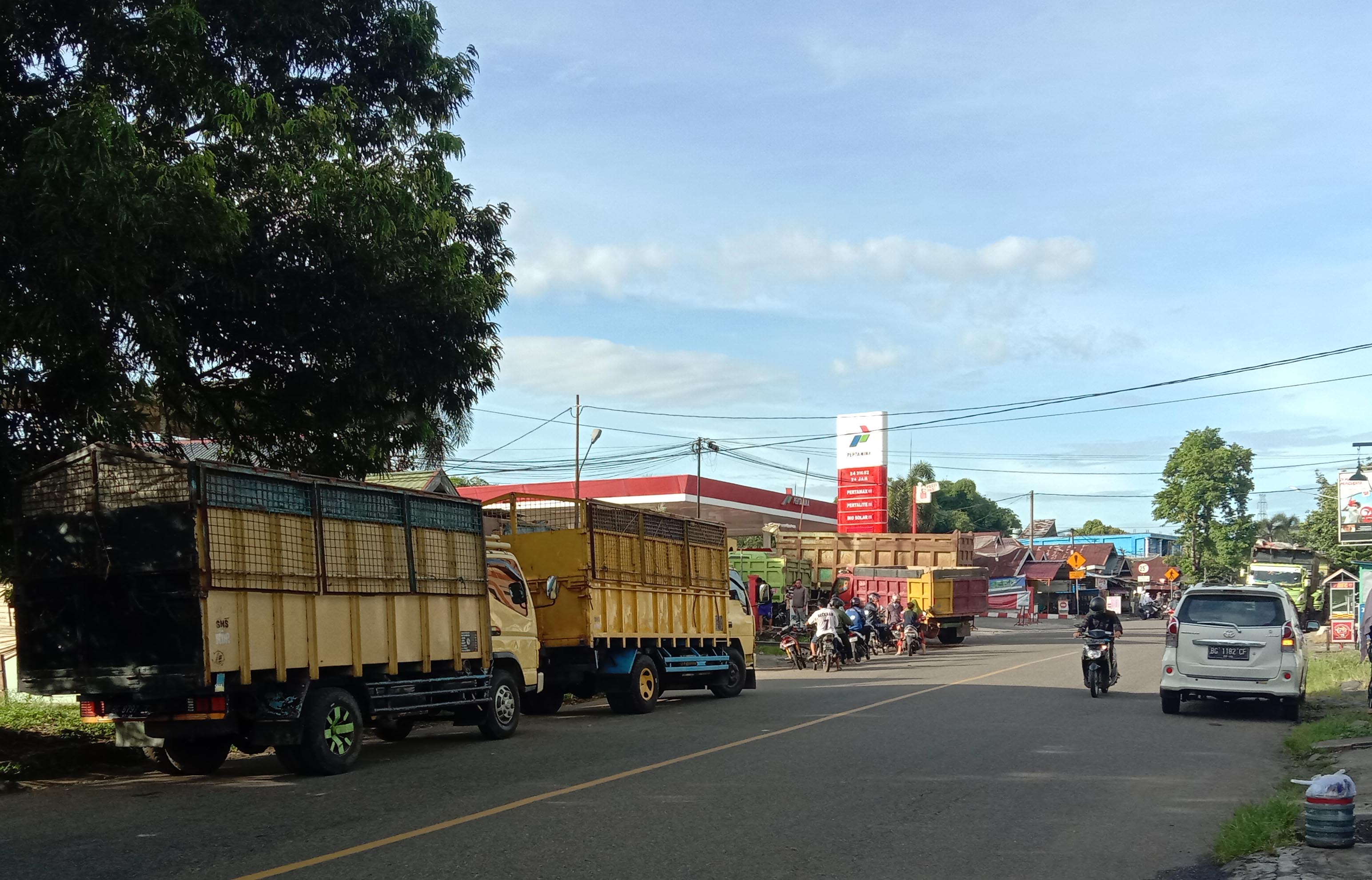 Lagi, Sopir Terpaksa Bermalam di SPBU, Antre Beli Solar