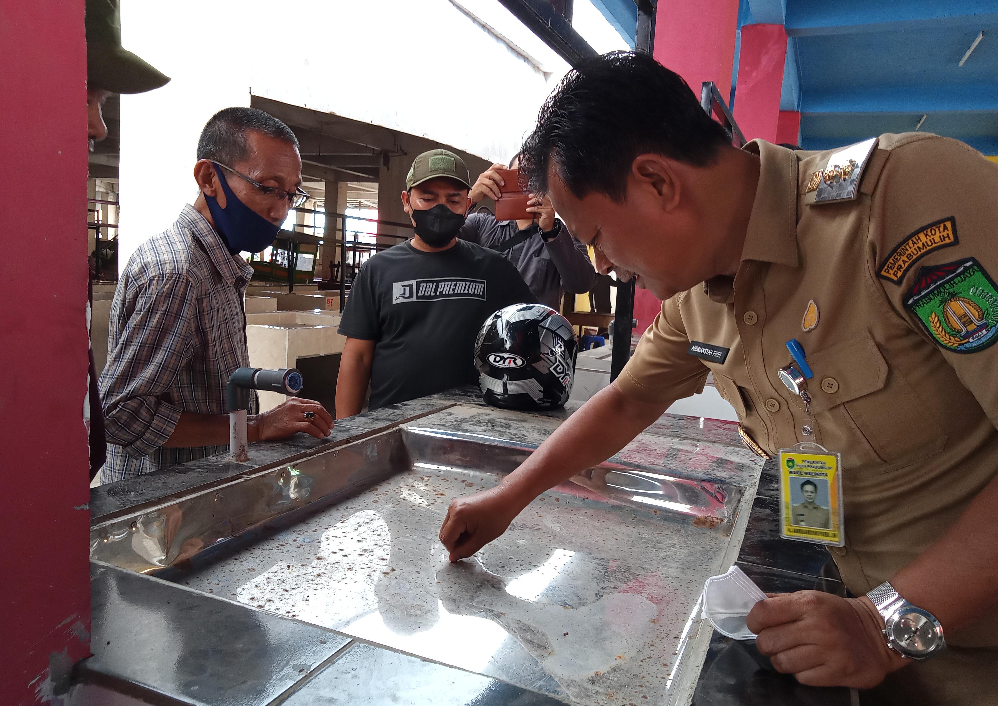 Sewa Lapak Gratis Satu Tahun, Pedagang Dikasih Seragam