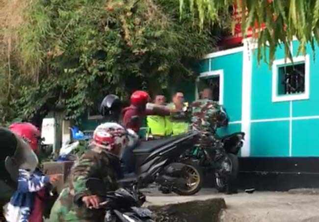 Oknum TNI-Polri Adu Jotos, Videonya Viral
