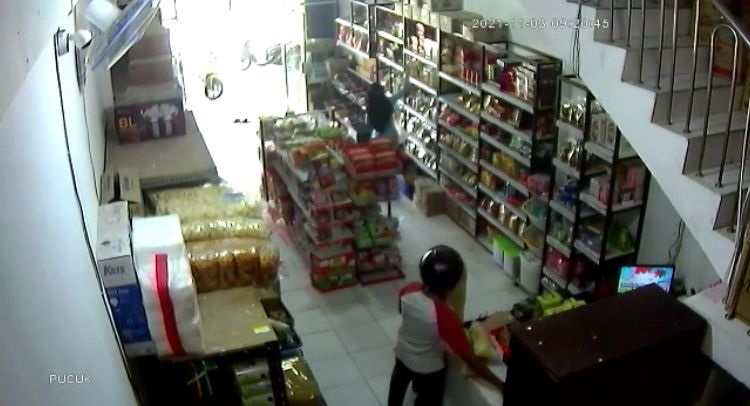 Pura-pura Belanja, Aksi Pria Berhelm Hitam Curi Handphone Terekam CCTV