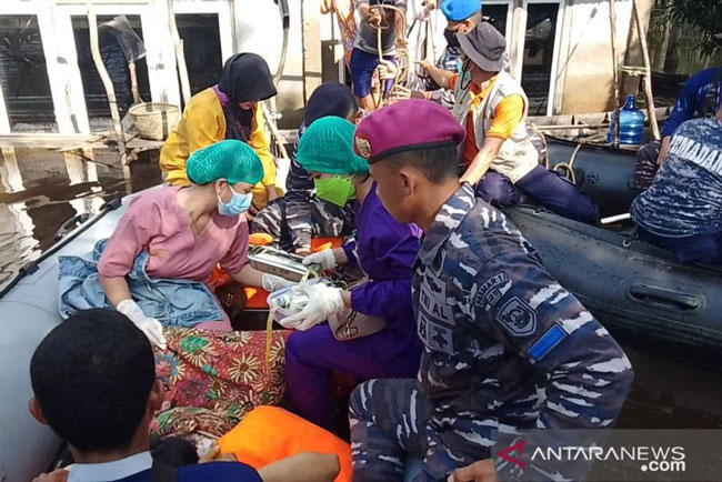 Ibu Muda ini Melahirkan Anak Pertama di Perahu Karet TNI AL