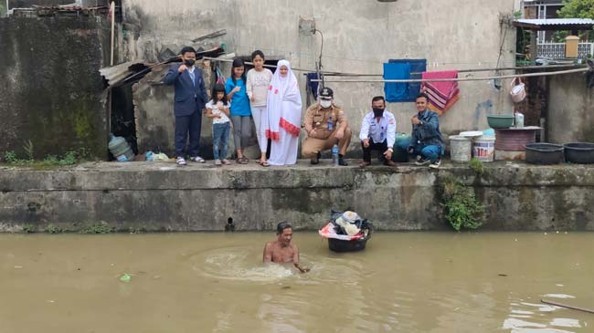 Peduli Lingkungan, 2 Warga Inisiatif Bersihkan Sampah di Sungai Kedukan